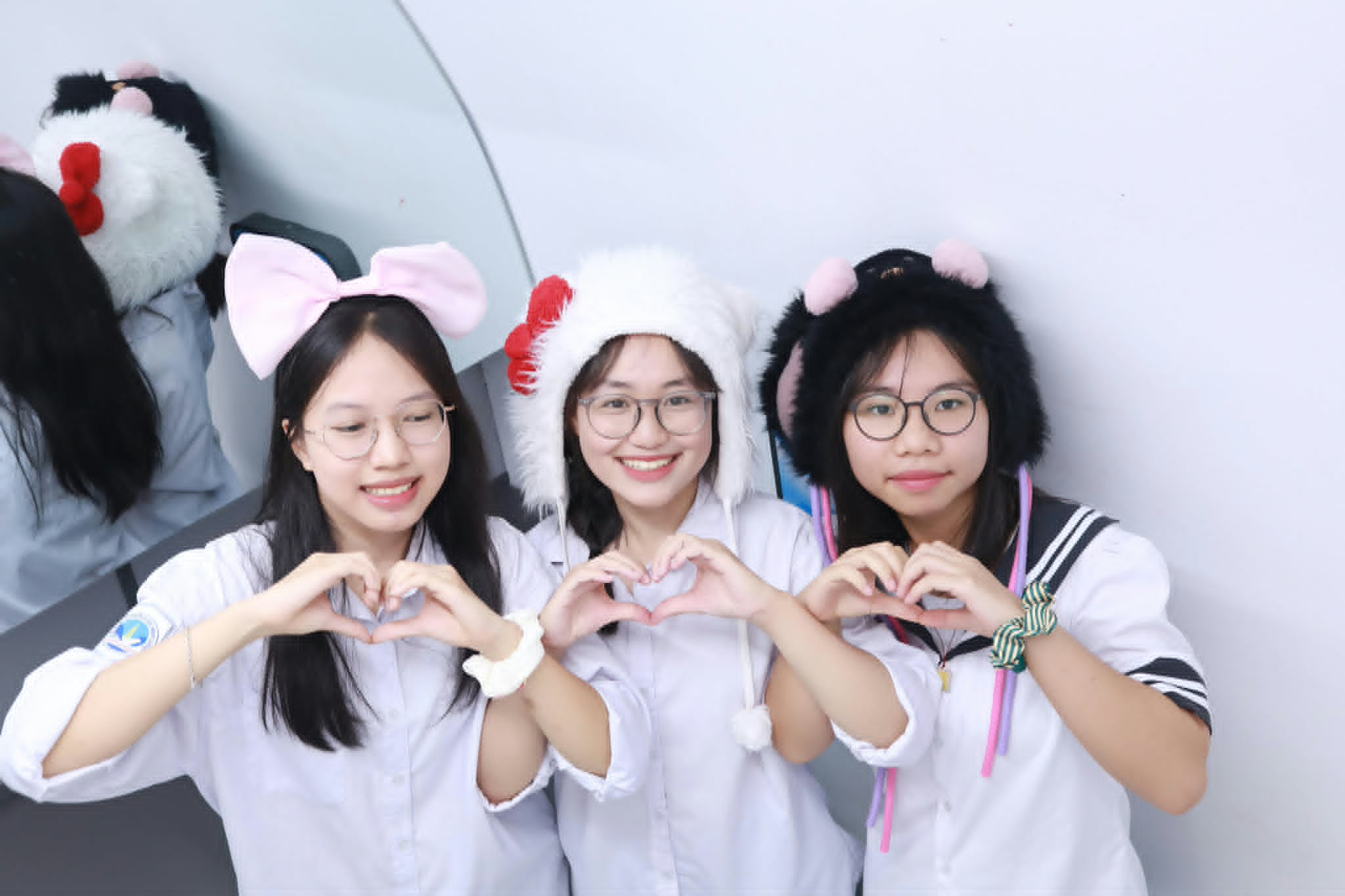 Ba người bạn cùng tạo hình trái tim